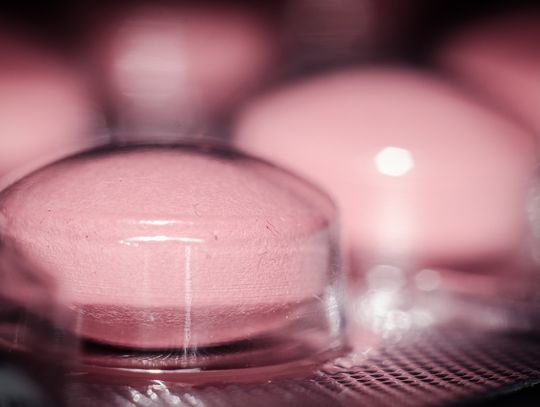 Tabletki z kofeiną, leki na chorobę morską i leki rozkurczowe na brzuch - co warto o nich wiedzieć?