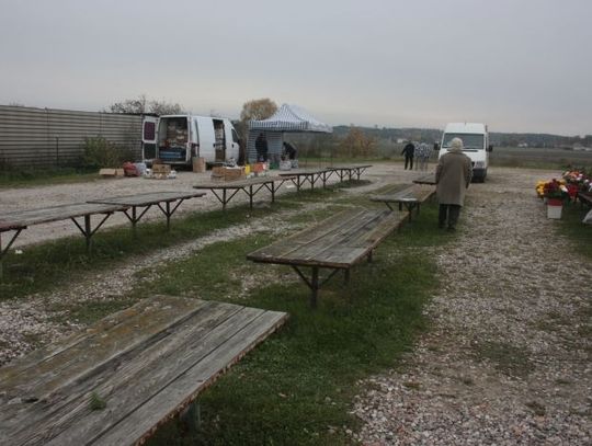 Targowisko jak na wygnaniu...