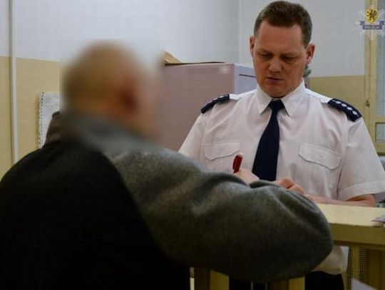 Tczewianin był poszukiwany listem gończym. Przed policjantami schował się w...