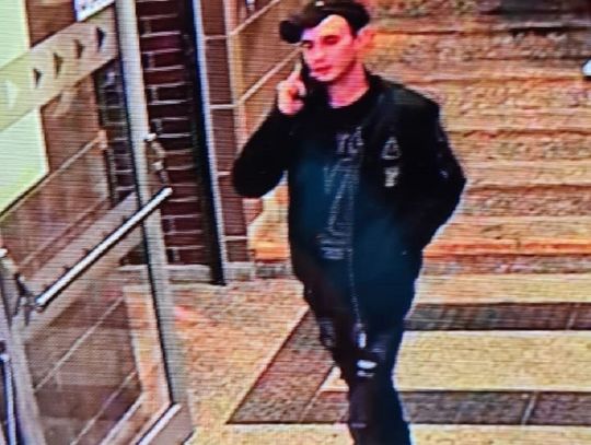 Tczewscy policjanci szukają mężczyzny, który może mieć związek z uszkodzeniem 4 samochodów