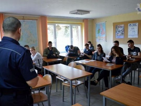 Tczewscy policjanci zachęcali młodzież do pracy w policji