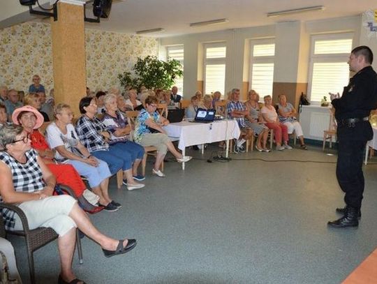 Tczewscy seniorzy spotkali się z policjantami. Temat: jak ustrzec się przed przestępstwami