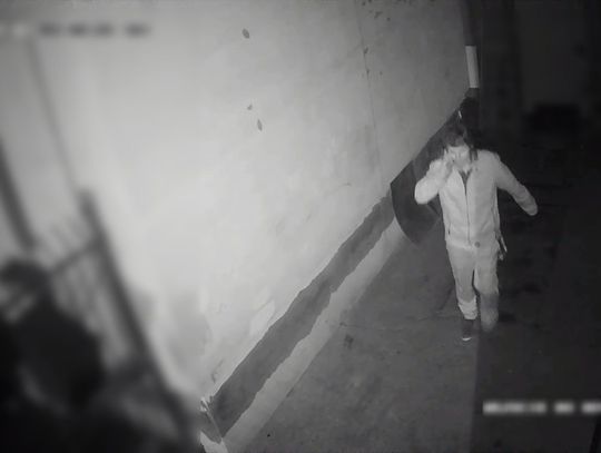 Tczewska policja poszukuje tego mężczyzny. Usiłował włamać się do budynku. Rozpoznajecie?