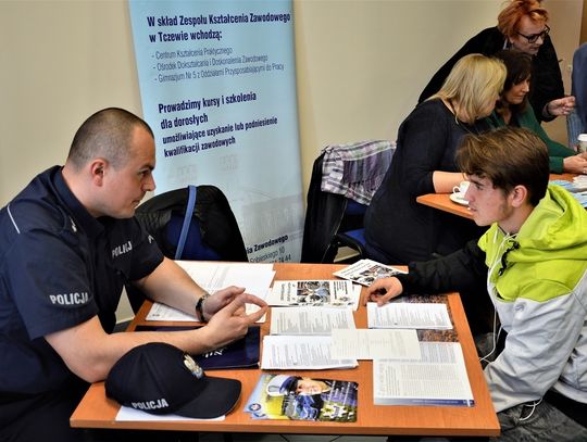 Tczewska policja szuka rąk do pracy. Mundurowi zachęcali do służby podczas Targów Edukacji i Pracy