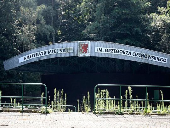 Tczewski amfiteatr zarósł glonami i metrowymi chwastami...Czas zrobić porządek! 