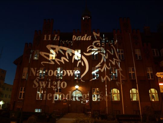 Tczewski ratusz gotowy na Dzień Niepodległości. Olbrzymia iluminacja na budynku Urzędu Miasta