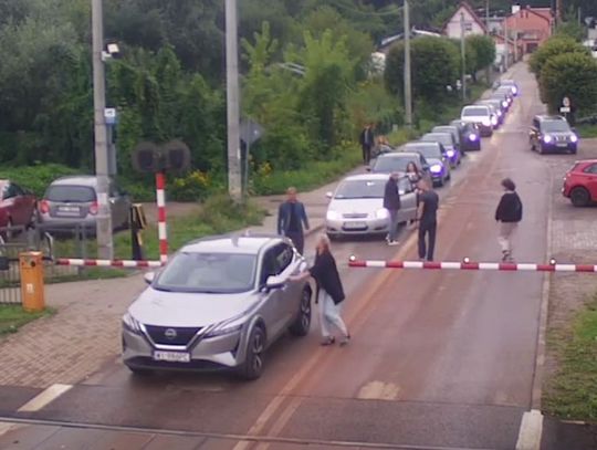 Ten sam przejazd. Ten sam niebezpieczny błąd. Tym razem zabrakło naprawdę niewiele do tragedii