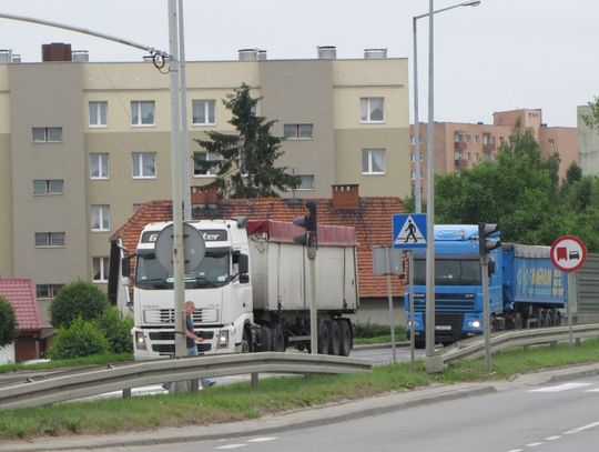 Tiry wolą drogę krajową (przez miasto) od autostrady. Bo taniej…