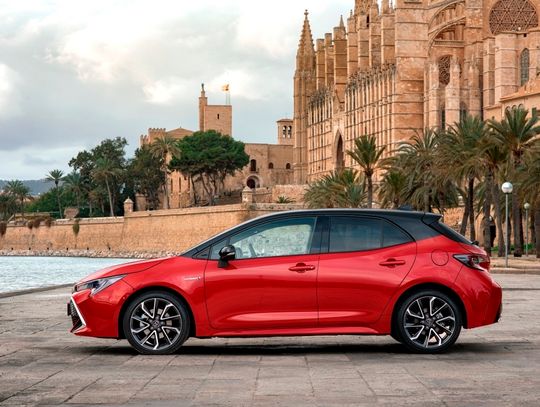 Toyota liderem rynku kolejny miesiąc z rzędu. Udział hybryd w sprzedaży Toyoty przekroczył 50 procent. Bardzo dobre wyniki modeli dostawczych