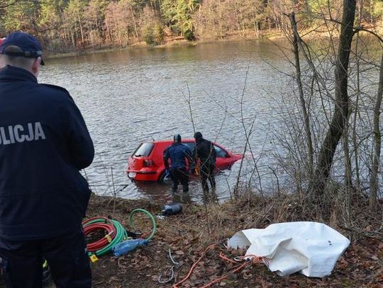Tragedia pod Skarszewami. Z jeziora wyłowiono auto z ciałem 24-latki