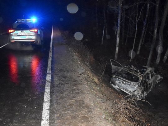 Tragiczny wypadek w gminie Smętowo Gr. Auto uderzyło w drzewo i spłonęło. Zginął kierowca