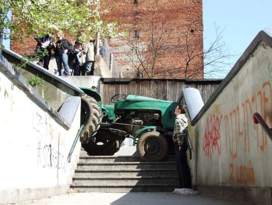 Traktorem niczym quadem po… schodach