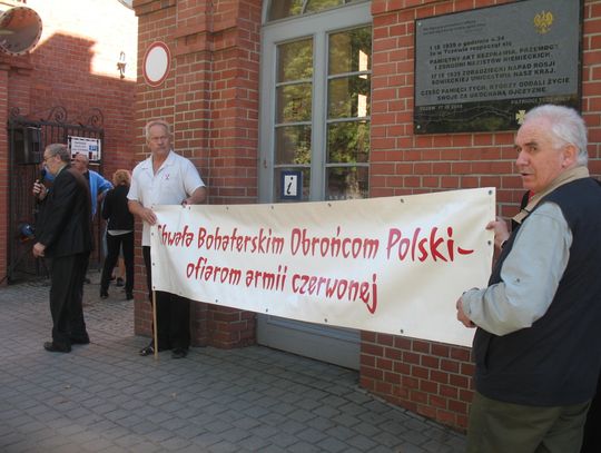 Transparent pod Fabryką Sztuk: "Chwała ofiarom armii czerwonej" 