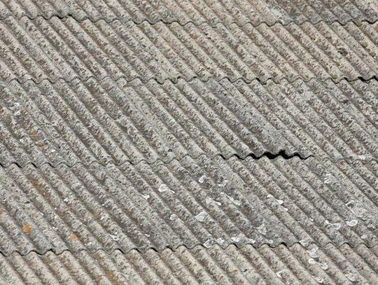 Trwa akcja usuwania azbestu - 12 beneficjenów wykonało zadanie