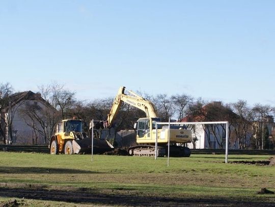 Trwa budowa boiska lekkoatletycznego przy ul. Bałdowskiej. Na jakim etapie są prace?