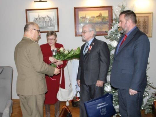 Trzech synów państwa Stawickich odbyło służbę wojskową. W środę odebrali medal „Za zasługi dla obronności kraju”. 