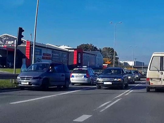 Trzy auta rozbite przy ul. Jagiellońskiej. "Wjechał na czerwonym"