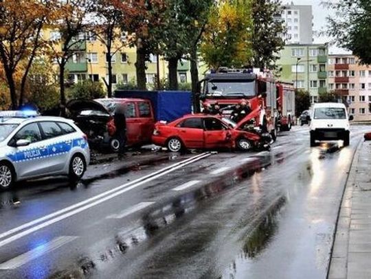 Trzy osoby ranne przy ul. Wojska Polskiego w Tczewie. Policja wstępnie podaje przyczyny wypadku