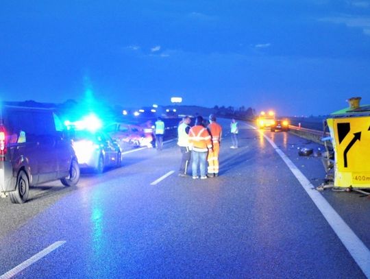 Trzy osoby ranne w wypadku na autostradzie A-1. Mercedes uderzył w dacie z przyczepką... 