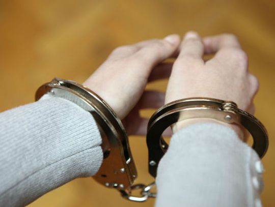 Trzy siostry odpowiedzą za rozbój! Ukradły torebkę z... kosmetykami i pieniędzmi