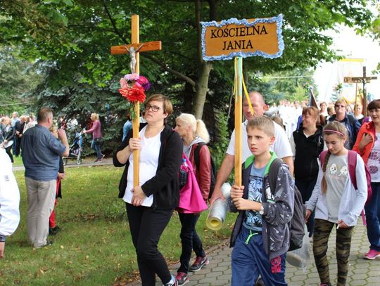 Tysiące osób zjechało do Piaseczna. Modlą się rolnicy, nauczyciele, chorzy