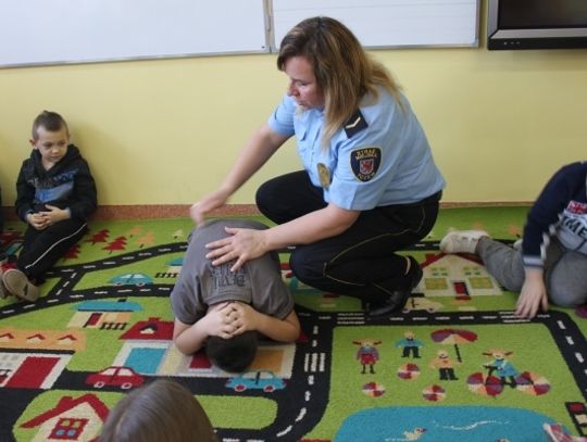 Uczniowie &quot;piątki&quot; wiedzą, jak reagować na psią agresję