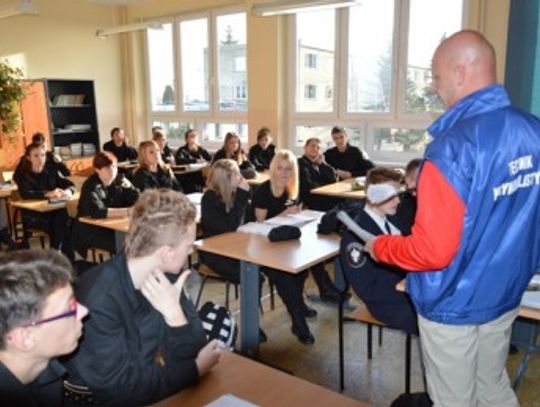 Uczniowie poznawali tajniki pracy policyjnego technika kryminalistyki