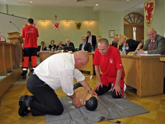 Uczyli radnych ratować życie