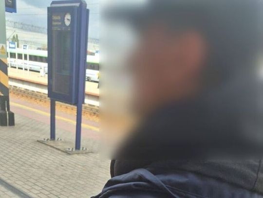 Ukrywał się miesiącami po kradzieży auta. Kryminalni zatrzymali sprawcę w pociągu