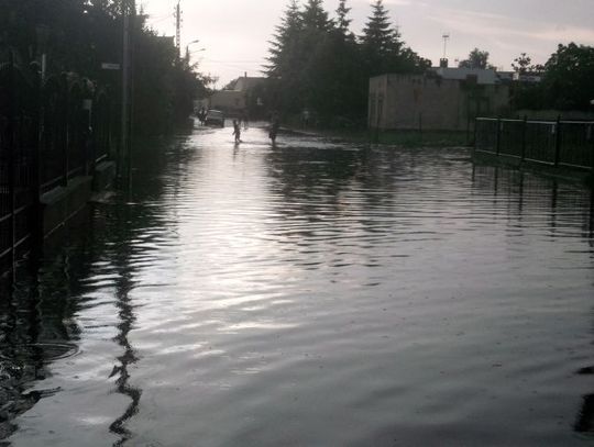 Ulewa z piorunami podtapiała ulice