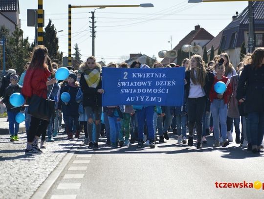 Ulicami Tczewa przeszedł Marsz na Niebiesko (ZDJĘCIA)