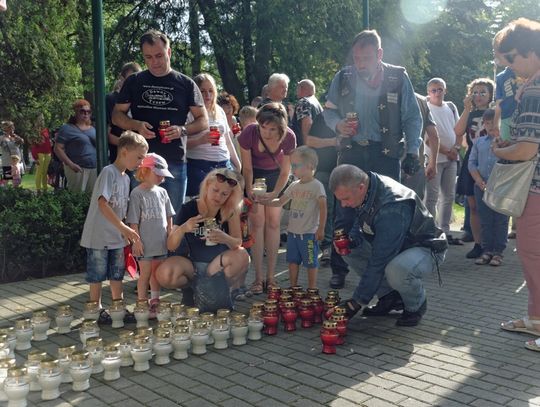 Ułożyli znak z 73 białych i czerwonych zniczy. Spotkanie z okazji rocznicy Powstania Warszawskiego