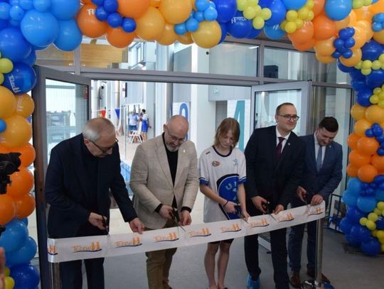 Uroczyste otwarcie basenu przy SP nr 12.  Prezentacja obiektu i pierwsza sztafeta pływaków