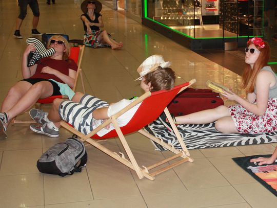 Urządzili sobie "plażę" w Galerii Kociewskiej! Klienci reagowali pozytywnie  