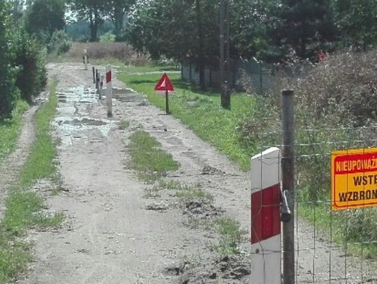 Ustawili słupki, zabrali... połowę drogi. Sąsiedzi klną pod nosami