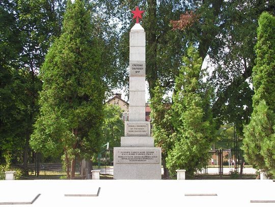 Usunąć czy zostawić? Co z pomnikiem i czerwoną gwiazdą?