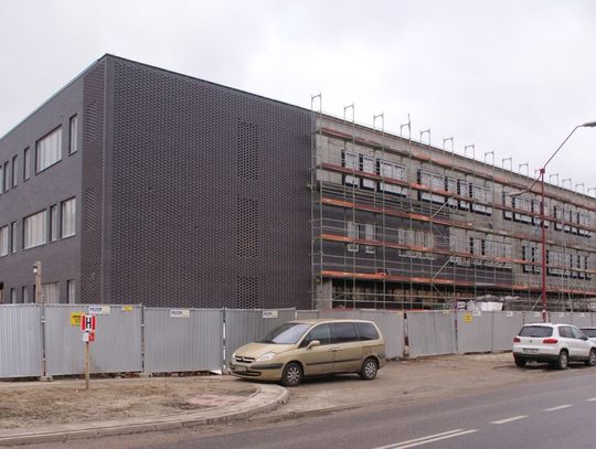 "Uwaga, plac budowy" - na Górkach rośnie market, na Zatorzu powstaną kolejne bloki TTBS, a sąd już z częściową elewacją  
