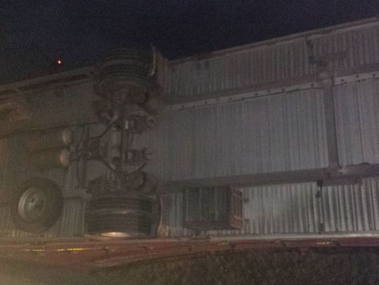 Uwaga! Silny wiatr - w Szprudowie podmuch przewrócił ciężarówkę!