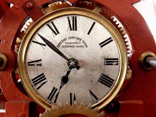  Uwaga! W niedzielę zmiana czasu. Pośpimy w łóżku dłużej i nigdzie się nie spóźnimy!