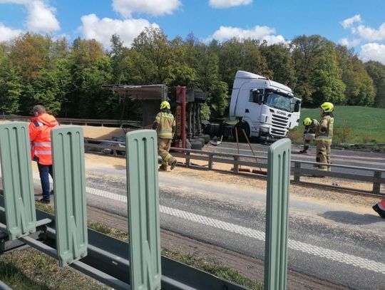 [FOTO] UWAGA! Wypadek ciężarówki na remontowanym odcinku autostrady A1