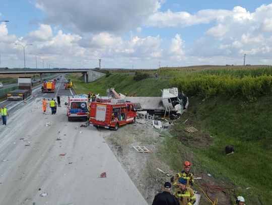 UWAGA! Wypadek na autostradzie A1. Uległy mu pojazd osobowy i ciężarówka, jej kierowca jest poważnie ranny...