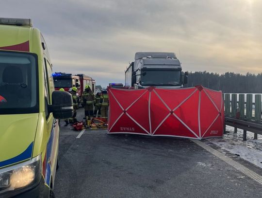 UWAGA! Zderzenie auta osobowego z ciężarówką. Nie żyje jeden z kierowców