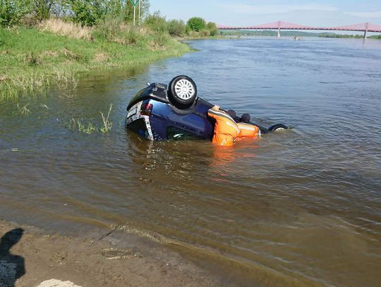 Volkswagen wjechał do Wisły! Kierowca poszkodowany, ale żyje 