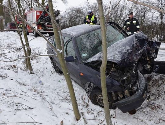 Volkswagenem w drzewo. Policja wyjaśnia okoliczności wypadku