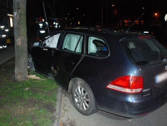 VW uderzył w drzewo! Przyczyna? Pasażer zaciągnął ręczny