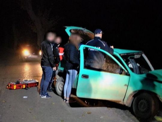 W Dąbrówce pijany 17-latek bez prawa jazdy rozbił opla na drzewie. Cztery osoby trafiły do szpitali!