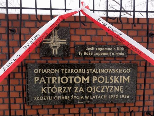 W Dniu Żołnierzy Wyklętych - flagi narodowe z czarnym kirem