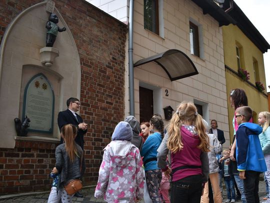 W Gniewie dzieci obchodziły urodziny Misia Maciusia. Zgodnie z legendą niedźwiadek poprowadził zwierzęta do kościoła 