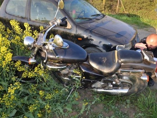 W Gręblinie motocykl wjechał wprost pod volkswagena