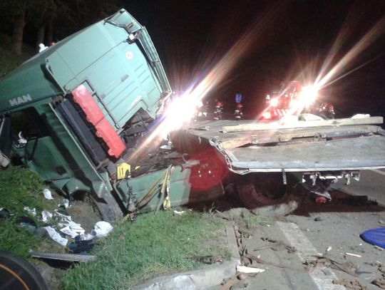 W Rudnie groźny wypadek ciężarówki! Strażacy walczyli z wyciekiem paliwa